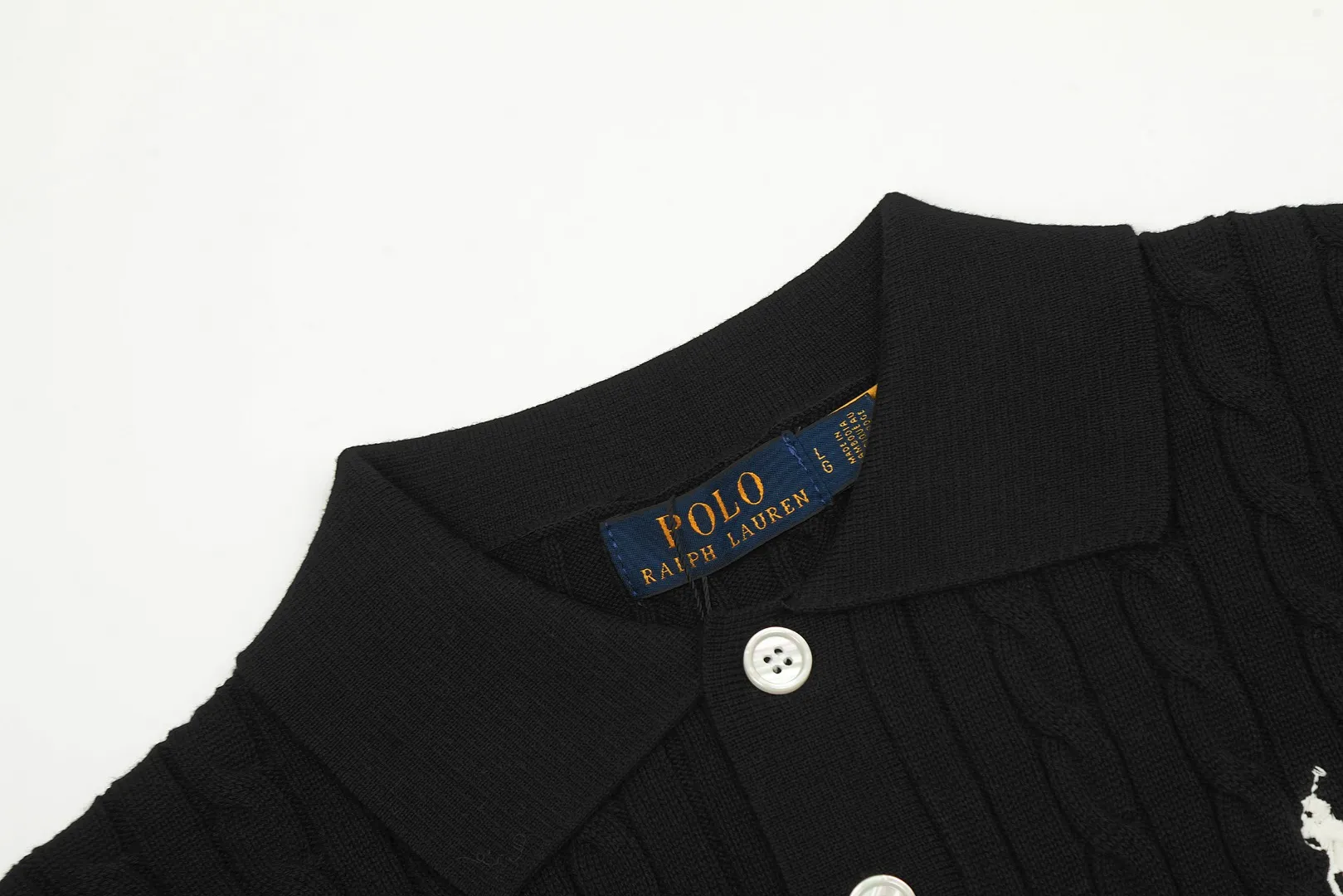 🅿️176 "Top quality" Style number: DS022# (not off the shelves all year round) [Ralph Lauren POLO lapel solid color pony embroidered logo knitted short sleeves] ✅Ralph Lauren Ralph Lauren classic basic versatile all-season cardigan knitted short sleeves ✅Main supplier platform live broadcast Wholesale entities Replenish when out of stock Not off the shelves ✅ZP quality 1:1 version Scan the code to enter the GF website Counter quality ✅Details and quality are the only one in Guangzhou. Imported quality cotton yarn focuses on high-end and cost-effective. Needless to say good quality. ✅The version is restored to the original order. The maximum size can be worn up to 160 pounds. Loose, comfortable and stress-free.